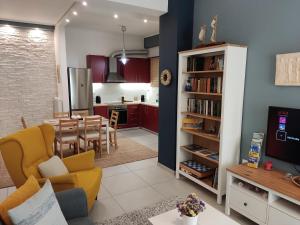 Η κουζίνα ή μικρή κουζίνα στο Central & Comfortable, 70m² Apt in Neos Kosmos