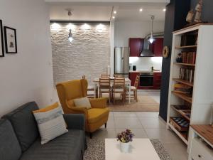 uma sala de estar com um sofá e uma sala de jantar em Central & Comfortable, 70m² Apt in Neos Kosmos em Atenas