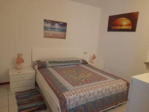 sypialnia z łóżkiem i 2 szafkami nocnymi oraz łóżko sidx sidx w obiekcie Bilo La Pérgola w mieście Procchio