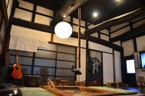 a room with a guitar and a sink and a lamp at 一汁一菜の宿　ちゃぶダイニング Ichiju Issai no Yado Chabu Dining Unforgettable Farmstay experience in Deep Kyoto in Ayabe