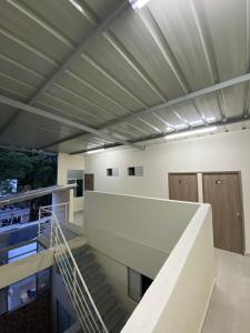 una habitación vacía con escaleras y techo en Vivienda turística Arboleda de Cádiz en Ibagué