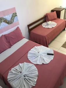2 camas en una habitación de hotel con 2 colchas en Apartamentos Estúdios na segunda praia a poucos passos do mar, en Morro de São Paulo