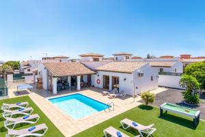 The swimming pool at or close to Villa Jardin Canario by Villa Plus