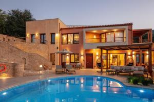 uma casa com piscina em frente a uma casa em Villa Vardina em Chania