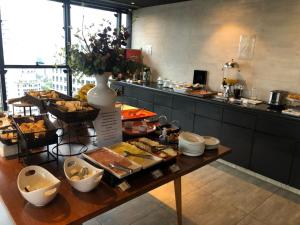 聖保羅的住宿－FLAT-HOTEL Faria Lima Itaim São Paulo, garagem inclusa !，厨房配有一张桌子和一大堆食物