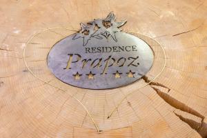 un signo con las palabras "resiliencia" preparado sobre un trozo de madera en Residence Prapoz en Ortisei