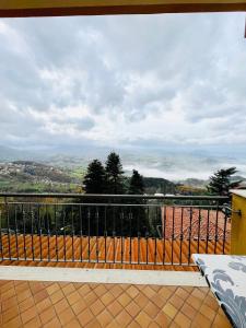 ein Balkon mit Blick auf die Landschaft in der Unterkunft Rainbow Hotel Depandance Joli in San Marino