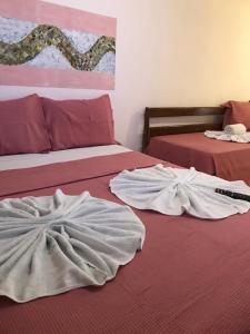 2 camas con sábanas blancas en una habitación en Apartamentos Estúdios na segunda praia a poucos passos do mar, en Morro de São Paulo