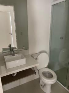 Et badeværelse på Apartamento 2 quartos c/ Piscina 3 Ar-condicionado + 12 billeder