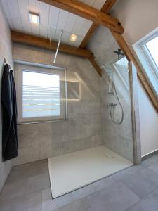 Koupelna v ubytování Ostseeferienhaus 33 über NN + 52 fotografií