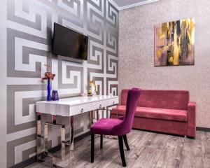 uma sala de estar com um sofá vermelho e uma secretária em 2 - bedroom Apartments Galicia Lviv em Lviv
