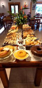 une longue table remplie de différents types de denrées alimentaires dans l'établissement Hotel Fazenda Cachoeiras Serra da Bodoquena, à Bodoquena