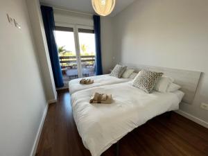 sypialnia z dwoma łóżkami i ręcznikami na nich w obiekcie PUSHE Playa Granada Beach&Golf 6 w mieście Motril