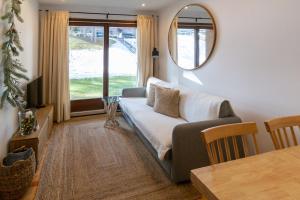 a living room with a couch and a table at Apartament l'Osset in La Molina