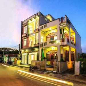 khach san thu thanh ly son في كوانج نجاي: مبنى كبير فيه اضاءه امام شارع