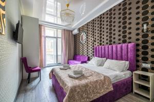 Giường trong phòng chung tại 2 - bedroom Apartments Galicia Lviv +64 ảnh