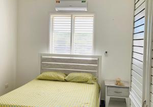 a bedroom with a bed and a window and a bed sidx sidx sidx at Villa Daniela in Punta Rucia