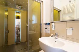 A bathroom at Daniel Apartments