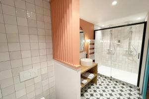 een badkamer met een douche en een wastafel bij Chambre Majorelle - RDC - Plage 50m - Rue gratuite in Saint-Malo