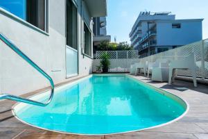 The swimming pool at or close to Daniel Apartments