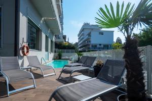The swimming pool at or close to Daniel Apartments