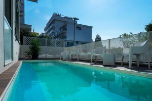 The swimming pool at or close to Daniel Apartments