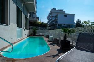 The swimming pool at or close to Daniel Apartments