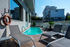 The swimming pool at or close to Daniel Apartments