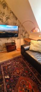 Una sala de estar con un sofá y un piano. en 3 Schlafzimmer &Wohnküche, en Oberhausen