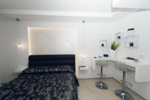 - une petite chambre avec un lit et un bureau dans l'établissement Gandrè Room, à Mesagne
