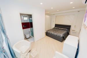 ein kleines Schlafzimmer mit einem Bett und einem Badezimmer in der Unterkunft Gandrè Room in Mesagne