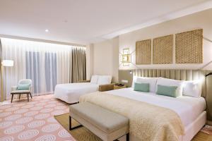 een hotelkamer met twee bedden en een stoel bij Boutique Hotel Luna Granada Centro in Granada +35 foto's