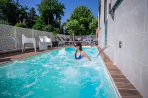 The swimming pool at or close to Daniel Apartments
