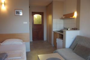 salon z kanapą i kuchnią w obiekcie Patio Apartamenty i Pokoje w mieście Niechorze