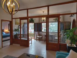 ein Wohnzimmer mit Glastüren und ein Esszimmer in der Unterkunft Casa Isabel in Betancuria