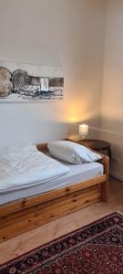 Un dormitorio con una cama con sábanas blancas. en 3 Schlafzimmer &Wohnküche, en Oberhausen 3 fotos más