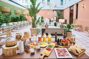 un buffet de comida en una mesa en una habitación en Boutique Hotel Luna Granada Centro en Granada