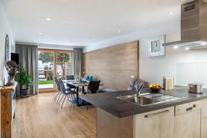 Kuchnia lub aneks kuchenny w obiekcie Apart-hochzillertal Gartenwohnung