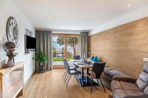 salon ze stołem i kanapą w obiekcie Apart-hochzillertal Gartenwohnung w mieście Kaltenbach