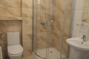 łazienka z prysznicem, toaletą i umywalką w obiekcie Patio Apartamenty i Pokoje w mieście Niechorze +29 zdjęć