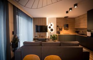 Telewizja i/lub zestaw kina domowego w obiekcie ApartView Plażowa Residence Szczyrk by Rent like home