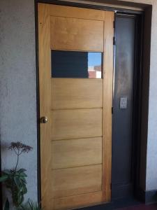 una puerta de madera con una ventana en ella en Lara en Mendoza