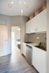 Designed 2 Room Apartment - 15' walk to Acropolis 주방 또는 간이 주방