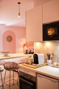 een keuken met een aanrecht met een broodrooster en een broodrooster bij Appartement Dunes - Plage 50m - Rue gratuite in Saint-Malo
