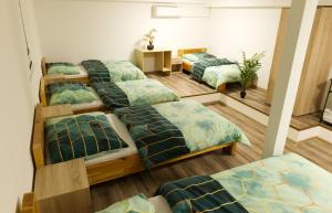 Un grupo de 4 camas en una habitación en Hostel Old Town en Bratislava