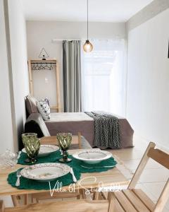 una sala de estar con una mesa con dos platos. en Villa 61 | Hospedagem, Praia de Armação, Beto Carrero - SC, en Penha