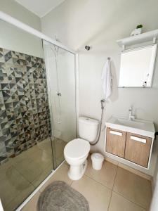 y baño con aseo, ducha y lavamanos. en Villa 61 | Hospedagem, Praia de Armação, Beto Carrero - SC, en Penha