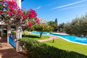 Bazén v ubytovaní Apartamentos Fuente Sol Casa Azahar alebo v jeho blízkosti