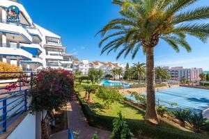 Bazén v ubytovaní Apartamentos Fuente Sol Casa Azahar alebo v jeho blízkosti