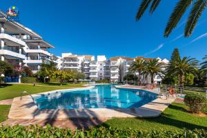 Bazén v ubytovaní Apartamentos Fuente Sol Casa Azahar alebo v jeho blízkosti